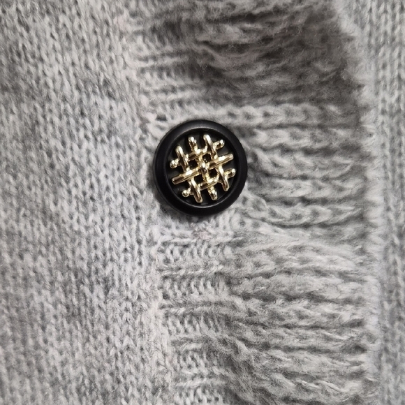 Brand Unknown Light Gray Cardigan Button With Scalloped Edge Sweater Size S NWOT - Picture 2 of 9